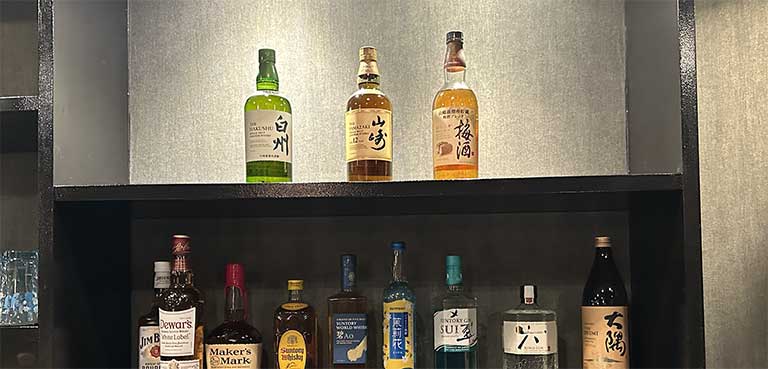 お酒の並ぶ棚の写真